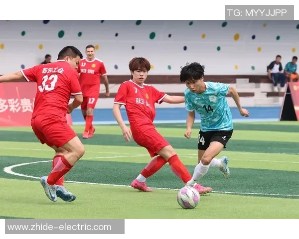 足球明星的奋斗精神与团队合作对我们的深刻启示